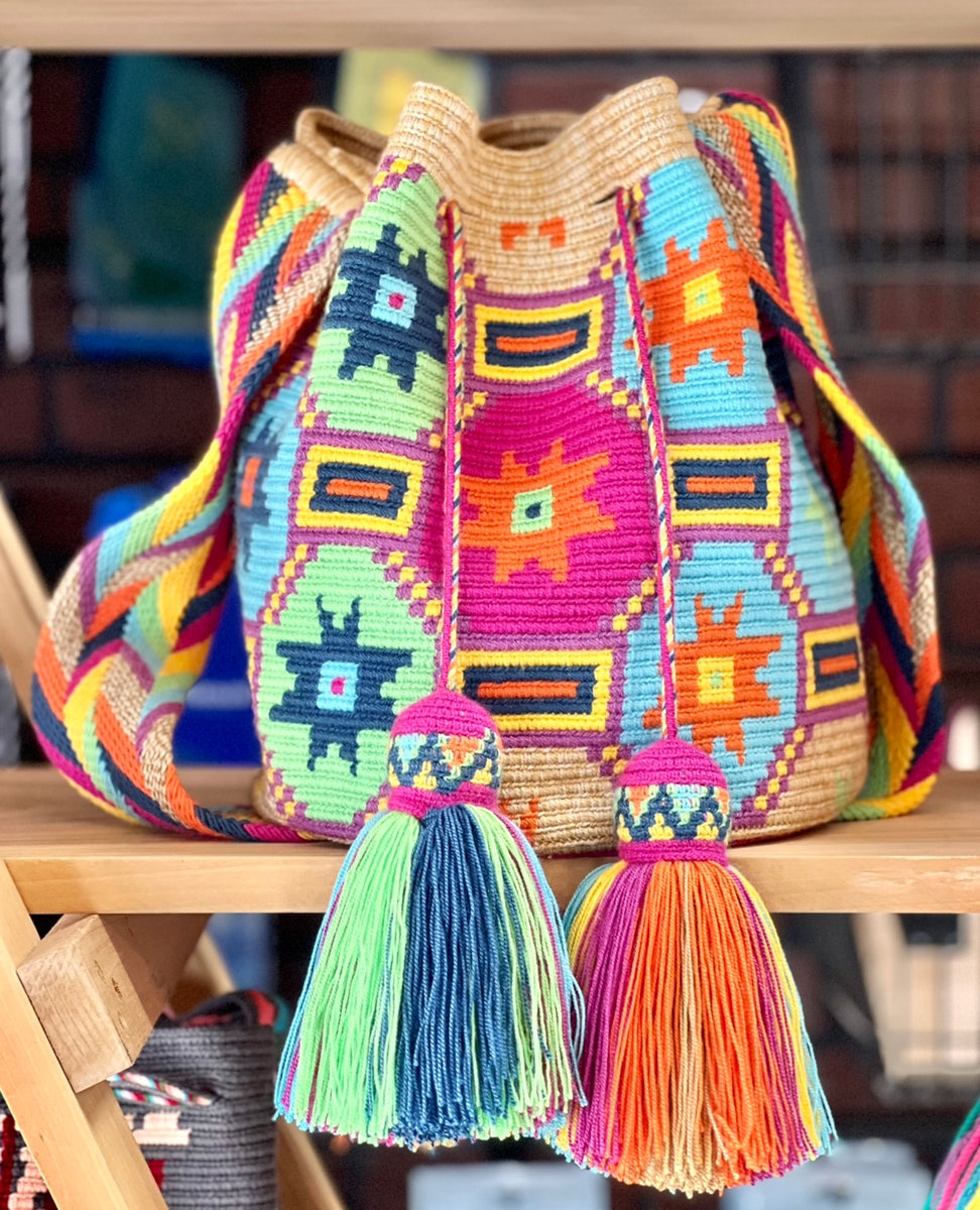 Precious hand-woven Wayuu popular bag made of acrylic yarn